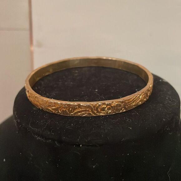 Vintage 8” Avon gold plated textured raised floral pattern bangle bracelet - Picture 4 of 10